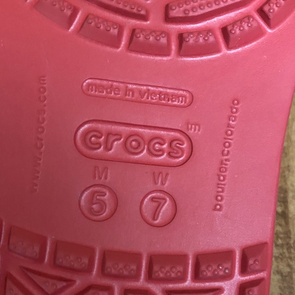 CROCS Red tropical print Slide Sandals size women’s 7 - Picture 9 of 9